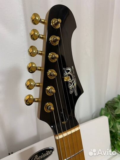 Электрогитара Jet Black-Gold Stratocaster HSS