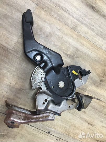 Педаль стояночного тормоза Infiniti G35 V36 VQ35