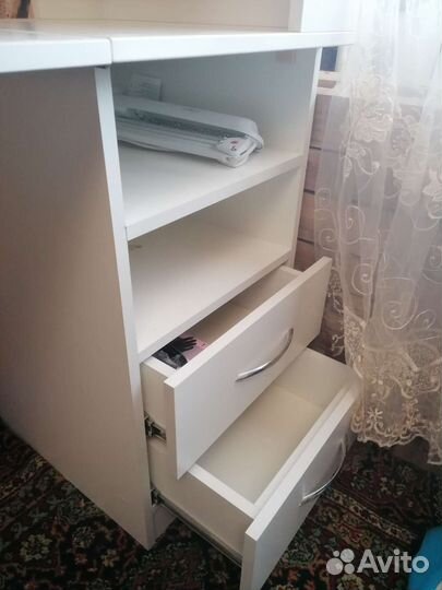 Маникюрный стол