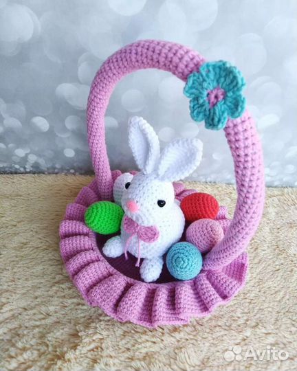 Пасхальный заяц в корзине