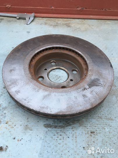 Тормозной диск Toyota Corolla Fielder nze161 2ZR-F