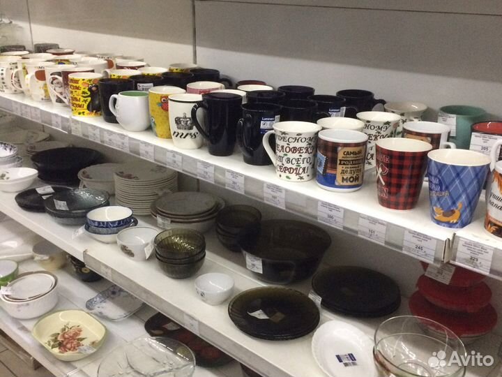 Посуда: кастрюли, сковороды и т.д возле вокзала