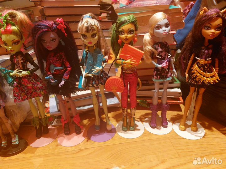 Куклы монстер хай много