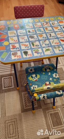 Детский письменный стол и два стула