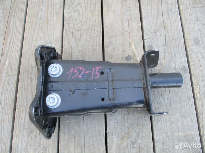 Кронштейн усилителя передний пр. Mercedes Benz