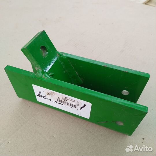 John Deere AA43179 кронштейн
