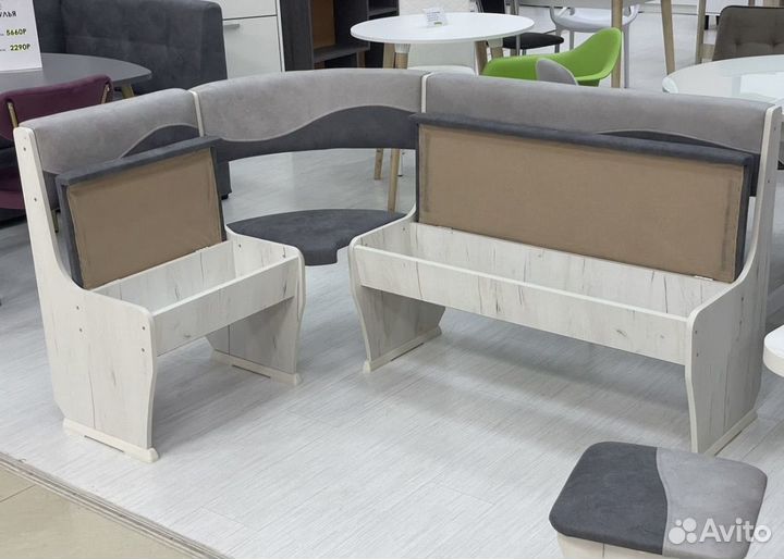 Кухонный уголок со столом и стульями новый