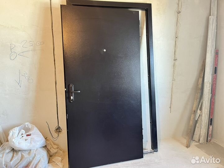 Дверь входная новая металлическая
