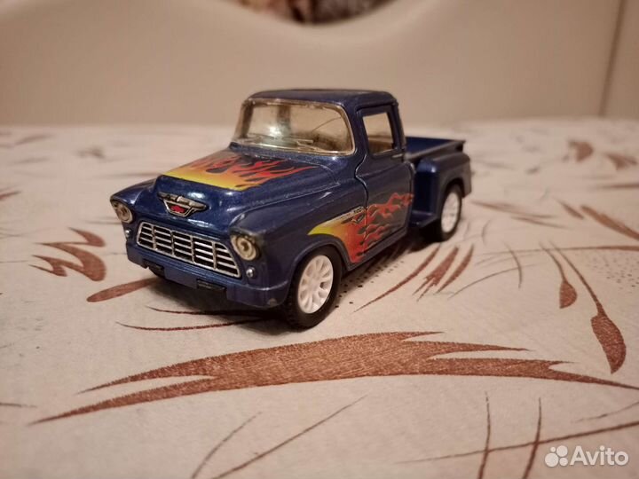 Модель автомобиля Kinsmart 1:36