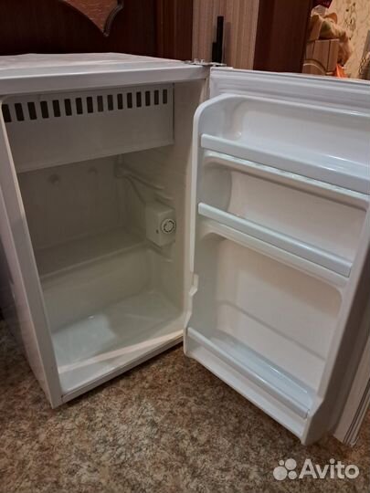 Холодильник бу маленький. Не морозит