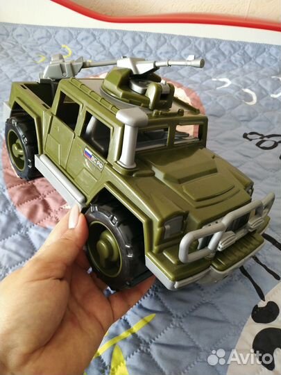 Игрушки машина и солдатики