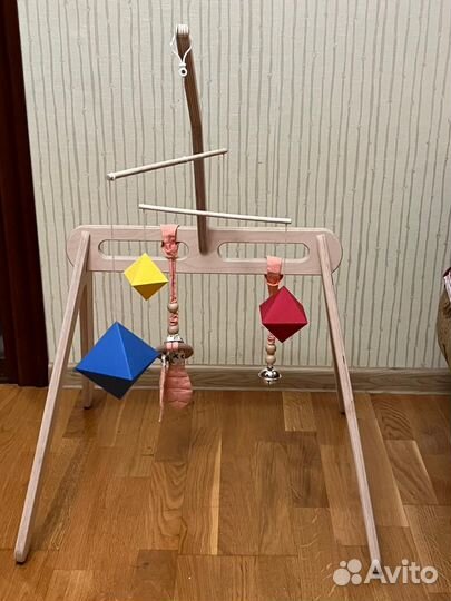 Монтессори стойка тренажёр с мобилем и игрушками