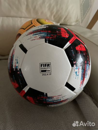 Футбольные мячи