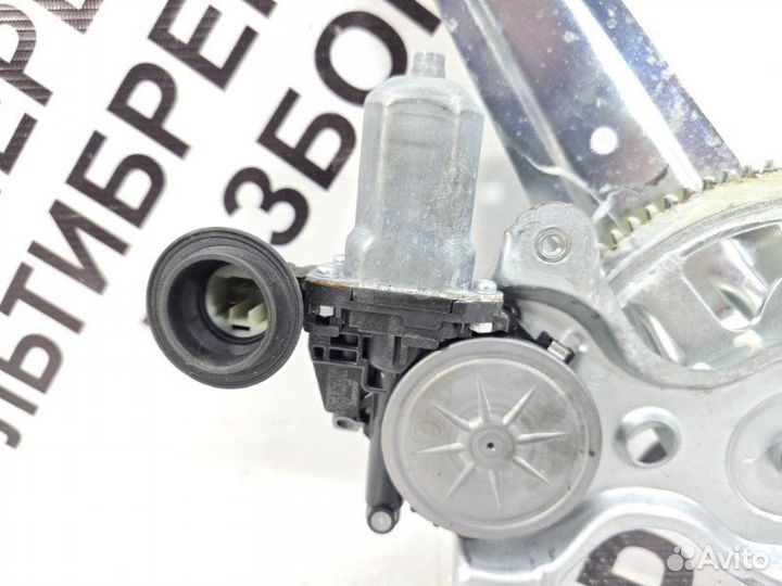 Моторчик стеклоподъемника задний левый Toyota