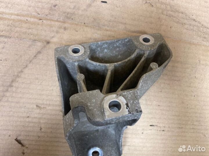 Кронштейн двигателя левый Volkswagen Touareg 7L