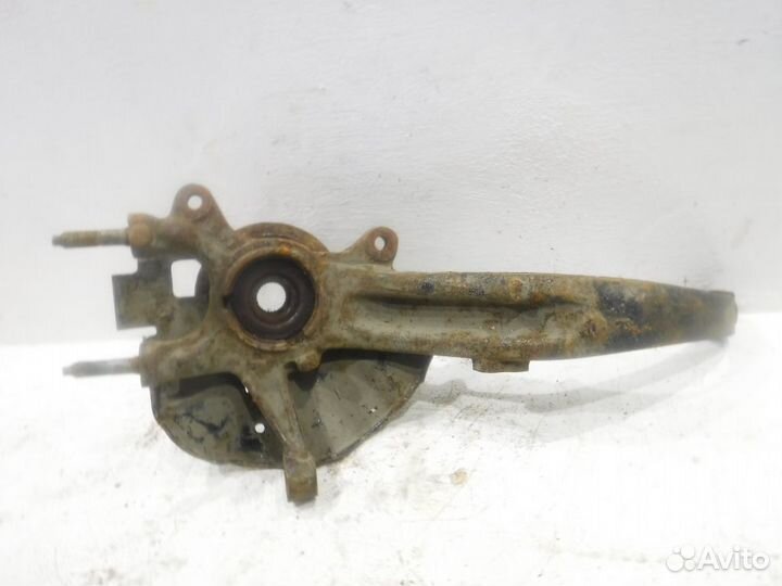 Кулак передний правый