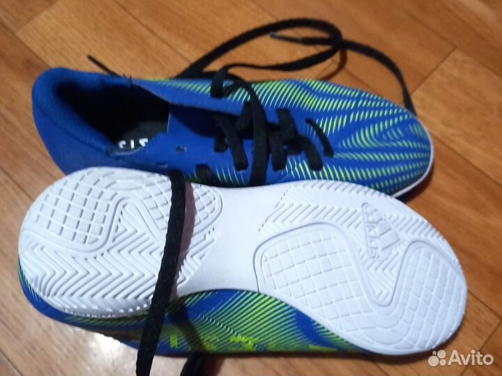 Футзалки новые Adidas Nemeziz