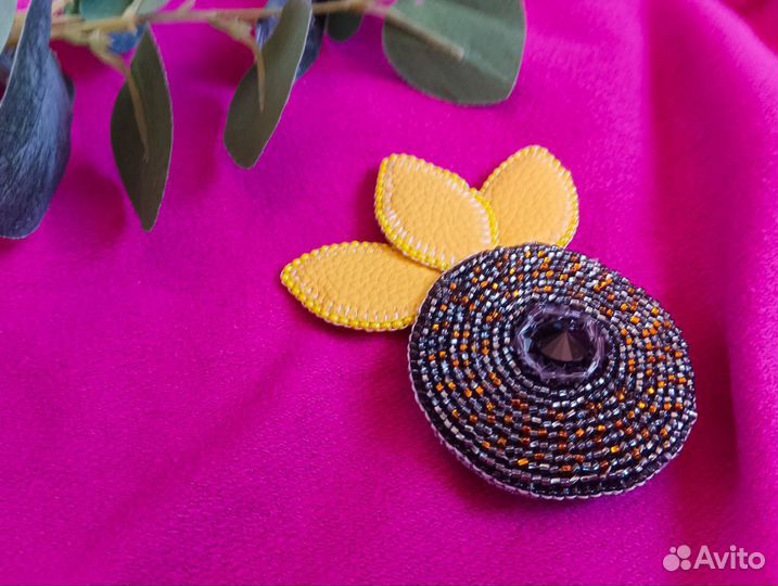 Брошь ручной работы из бисера
