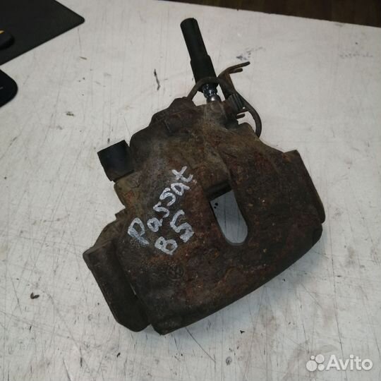 Суппорт передний правый VW Passat B5