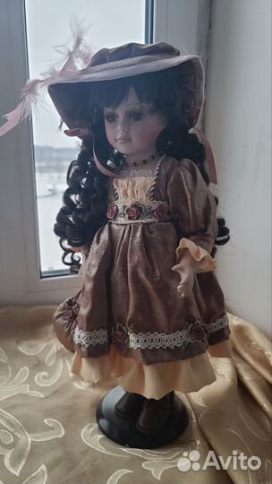 Кукла фарфоровая коллекционная Девочка брюнетка