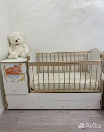 Детская кроватка с маятником и ящиком