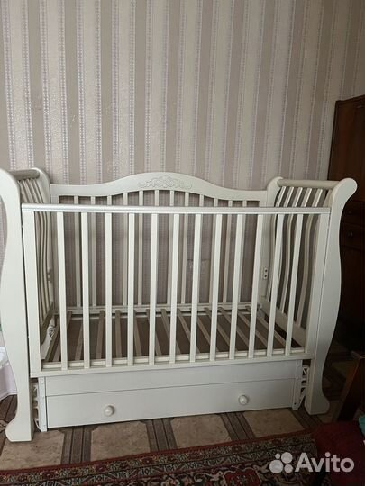 Детская кроватка с маятником