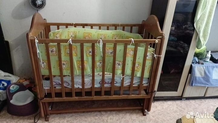 Детская кроватка с маятником