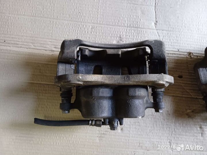 Суппорт тормозной передний на санёнг актион Нью