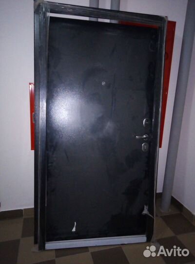 Продам входную дверь железную