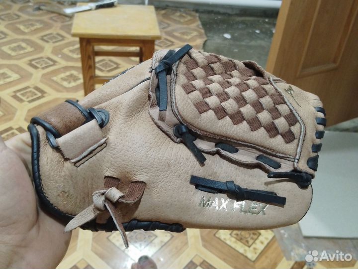 Бейсбольная перчатка