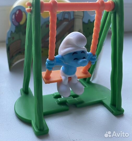 Игрушка киндер макси Смурфики в городе