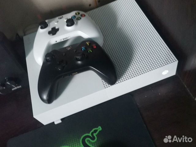 Xbox one s 1tb 2 джостика