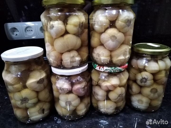 Маринованный чеснок, икра кабачковая, варенье