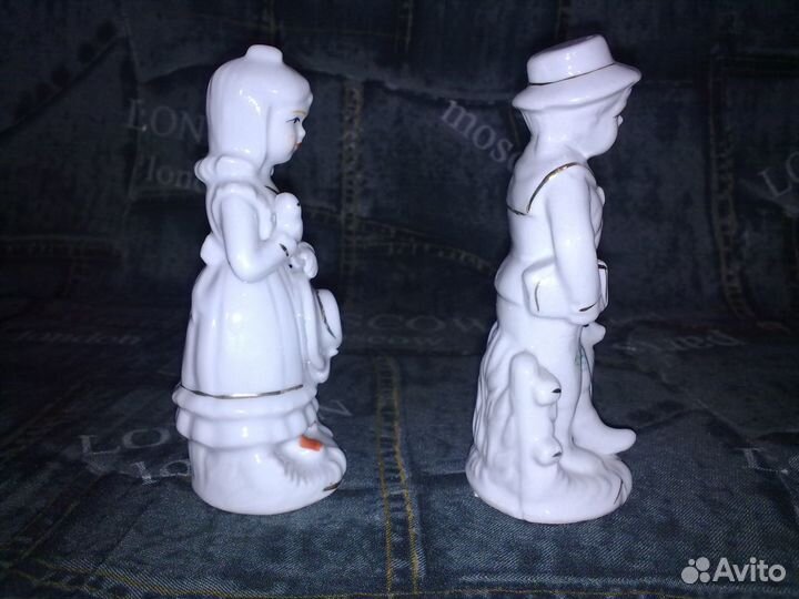 Пара фарфоровых статуэток одним лотом