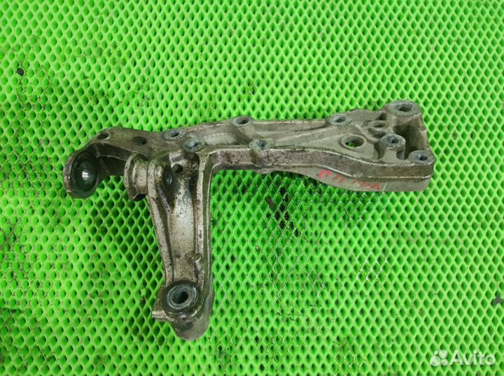 Кронштейн рычага передний правый Golf Plus