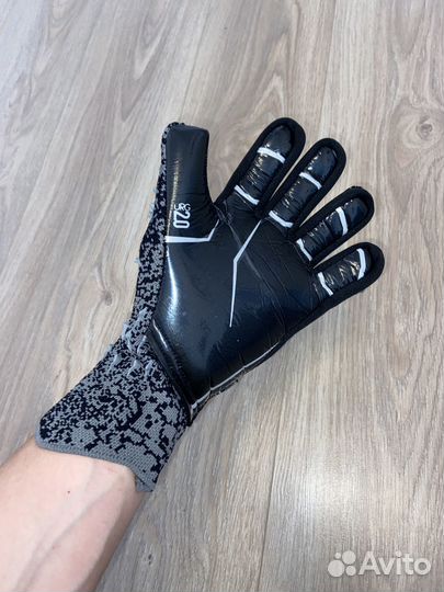 Вратарские перчатки