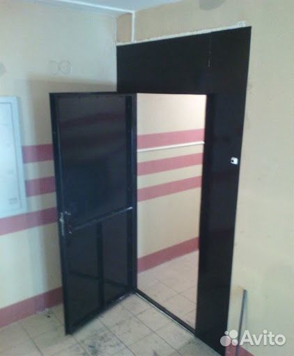 Тамбурная дверь в общем коридоре