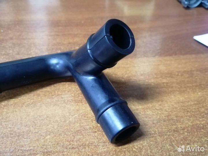 Патрубок картерных газов Ауди 100/А6 С4 1.8, 2.0