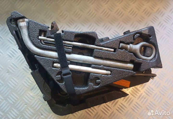 Штатный оригинальный домкрат VW Touareg / Cayenne