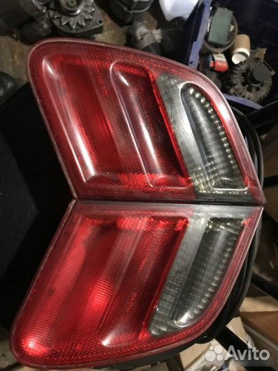 Фонарь внутренний задний Mercedes-Benz E-Class