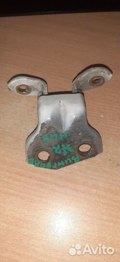 Петля двери задней правой нижняя Nissan Wingroad