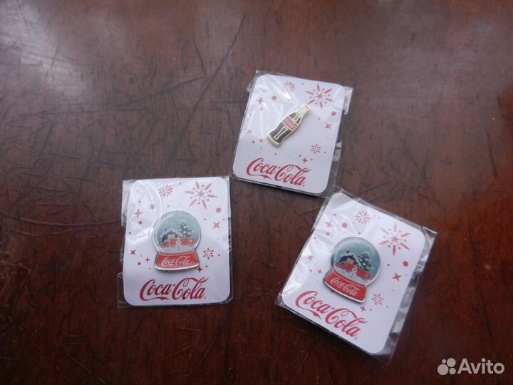 Значки,мяч, часы, игрушки из кока-кола
