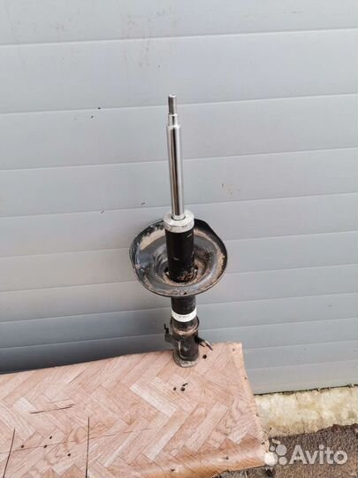 Стойка передняя правая subaru forester sh