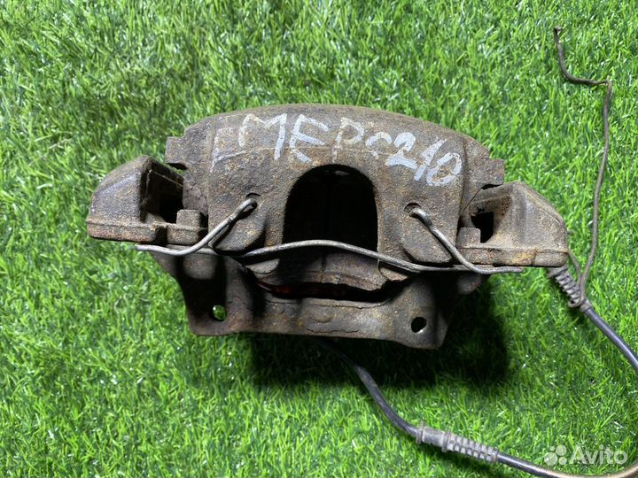 Суппорт передний правый Mercedes E-Class W210