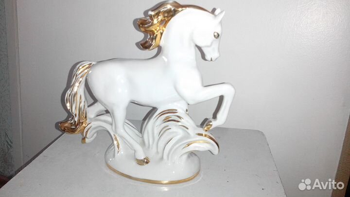 Фарфоровая статуэтка Золотогривый Конь