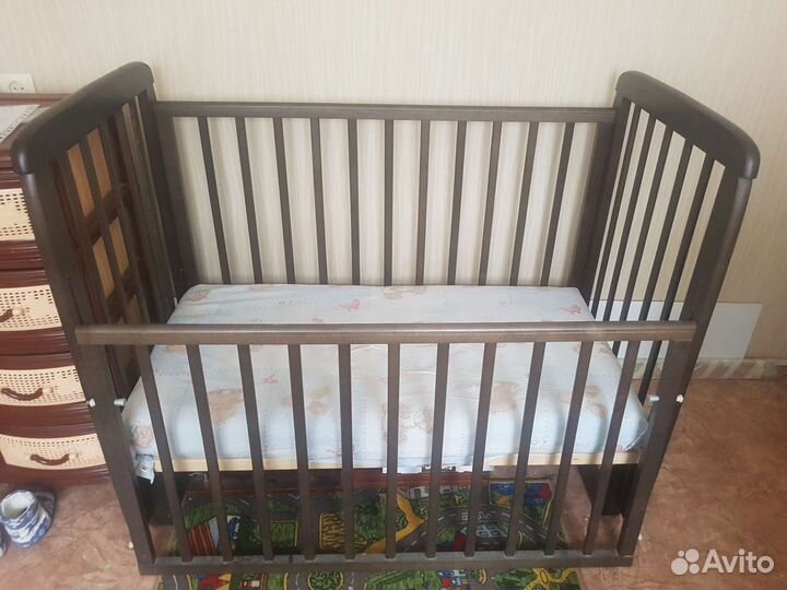 Детская кроватка с маятником