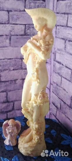 Статуэтка девушка с голубем