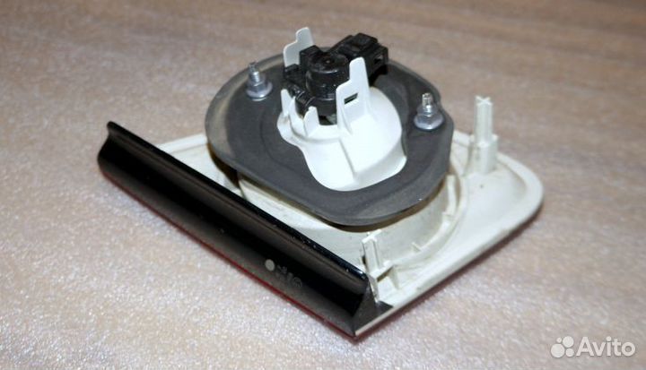 Фонарь задний внутренний правый Volkswagen Jetta 5