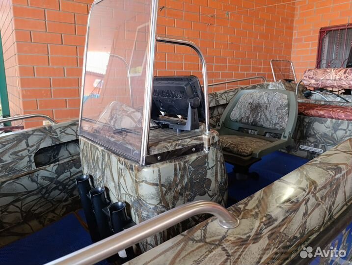 Лодка с мотором и прицепом