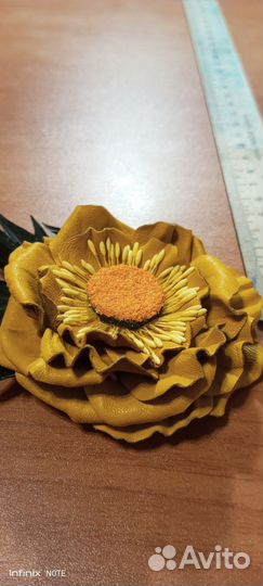 Брошь-цветок из натуральной кожи